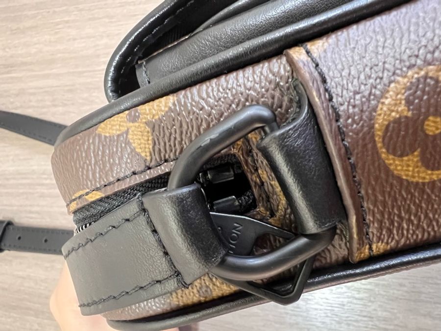 LV M69404 原花 老花 黑釦 Christopher 隨身包 隨身錢包 小包 斜背包 郵差包 肩背包-16