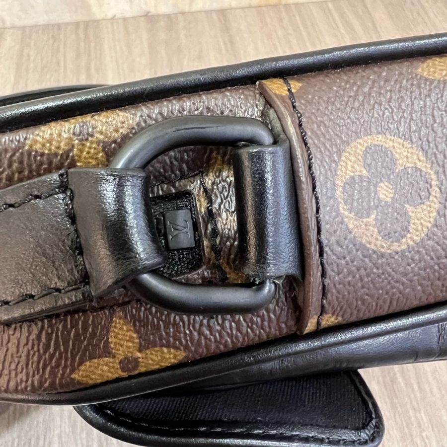 LV M69404 原花 老花 黑釦 Christopher 隨身包 隨身錢包 小包 斜背包 郵差包 肩背包-17