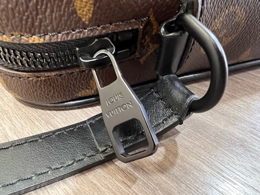 LV M69404 原花 老花 黑釦 Christopher 隨身包 隨身錢包 小包 斜背包 郵差包 肩背包-18