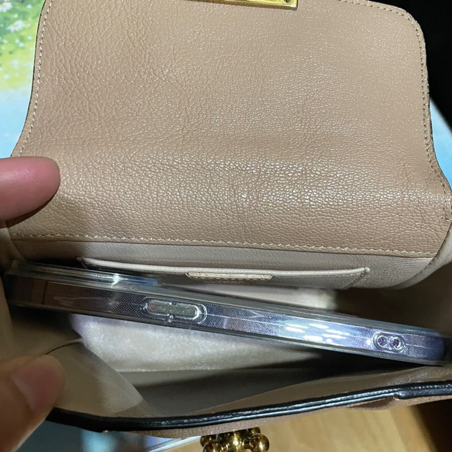 Chloe 經典梅花扣可肩背/斜背包 奶茶色-5