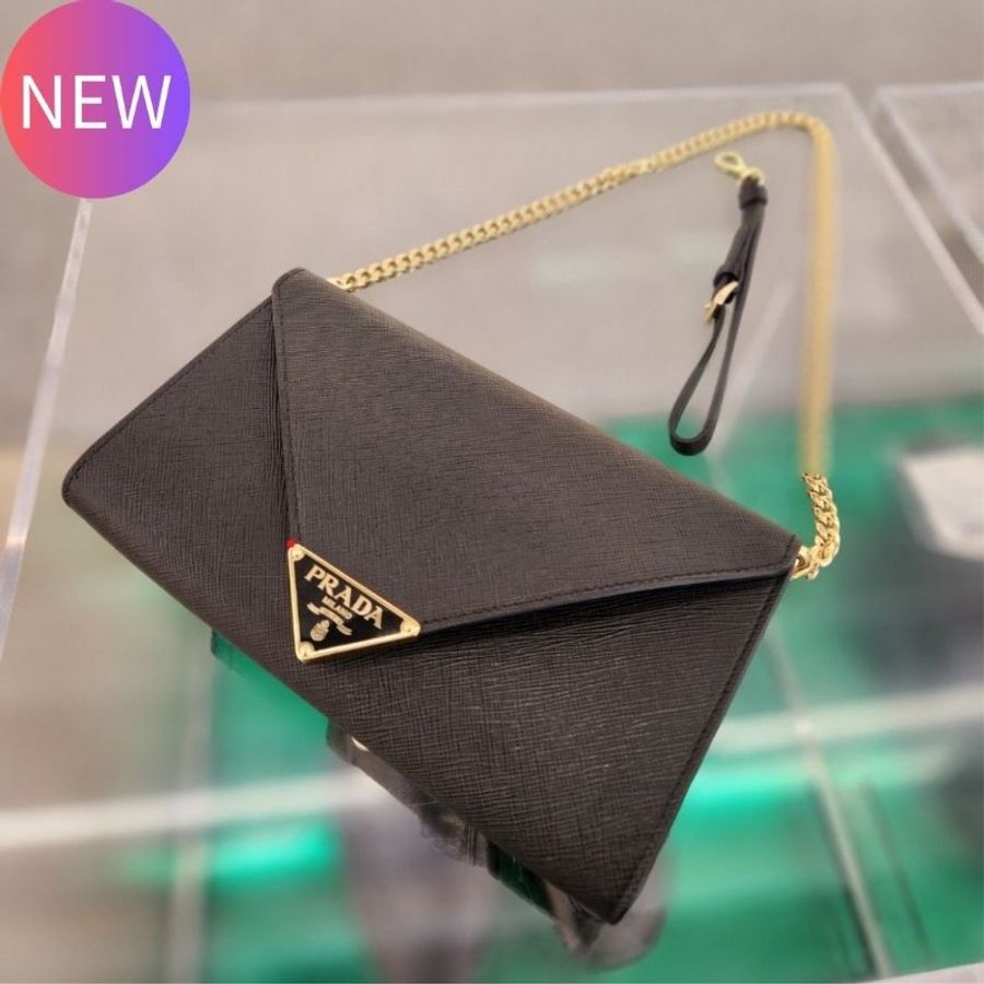 Prada 1MF034 經典三角標 Saffiano 耐刮小牛皮信封WOC包 黑色 附鏈帶及腕帶《2024季度★全新商品 》-0
