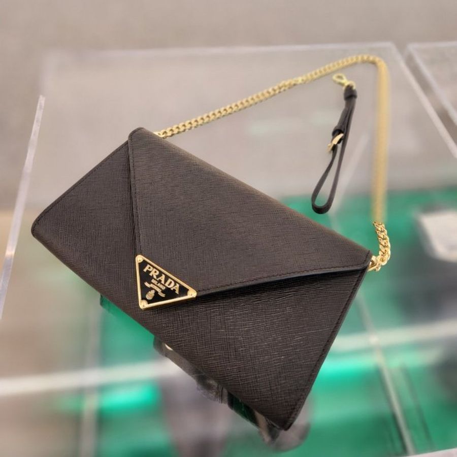Prada 1MF034 經典三角標 Saffiano 耐刮小牛皮信封WOC包 黑色 附鏈帶及腕帶《2024季度★全新商品 》-1