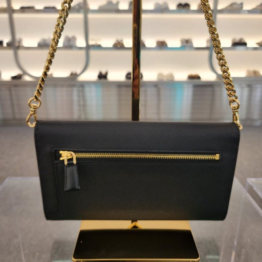 Prada 1MF034 經典三角標 Saffiano 耐刮小牛皮信封WOC包 黑色 附鏈帶及腕帶《2024季度★全新商品 》-4