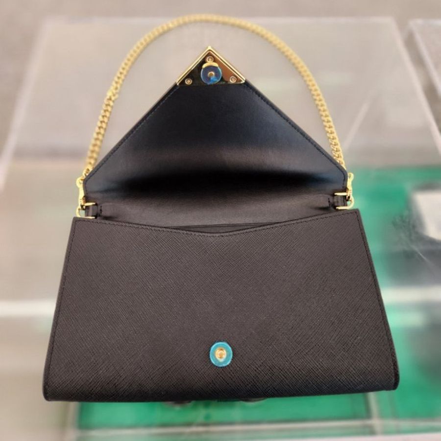 Prada 1MF034 經典三角標 Saffiano 耐刮小牛皮信封WOC包 黑色 附鏈帶及腕帶《2024季度★全新商品 》-5