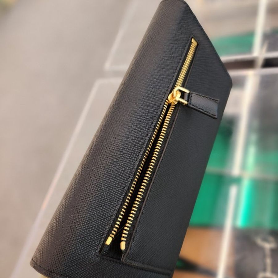 Prada 1MF034 經典三角標 Saffiano 耐刮小牛皮信封WOC包 黑色 附鏈帶及腕帶《2024季度★全新商品 》-11
