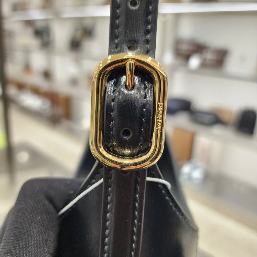 🌸2025春夏新品🌸Prada 1BC179 中款柔滑小牛皮革掛肩 Hobo 流浪包    黑色-7