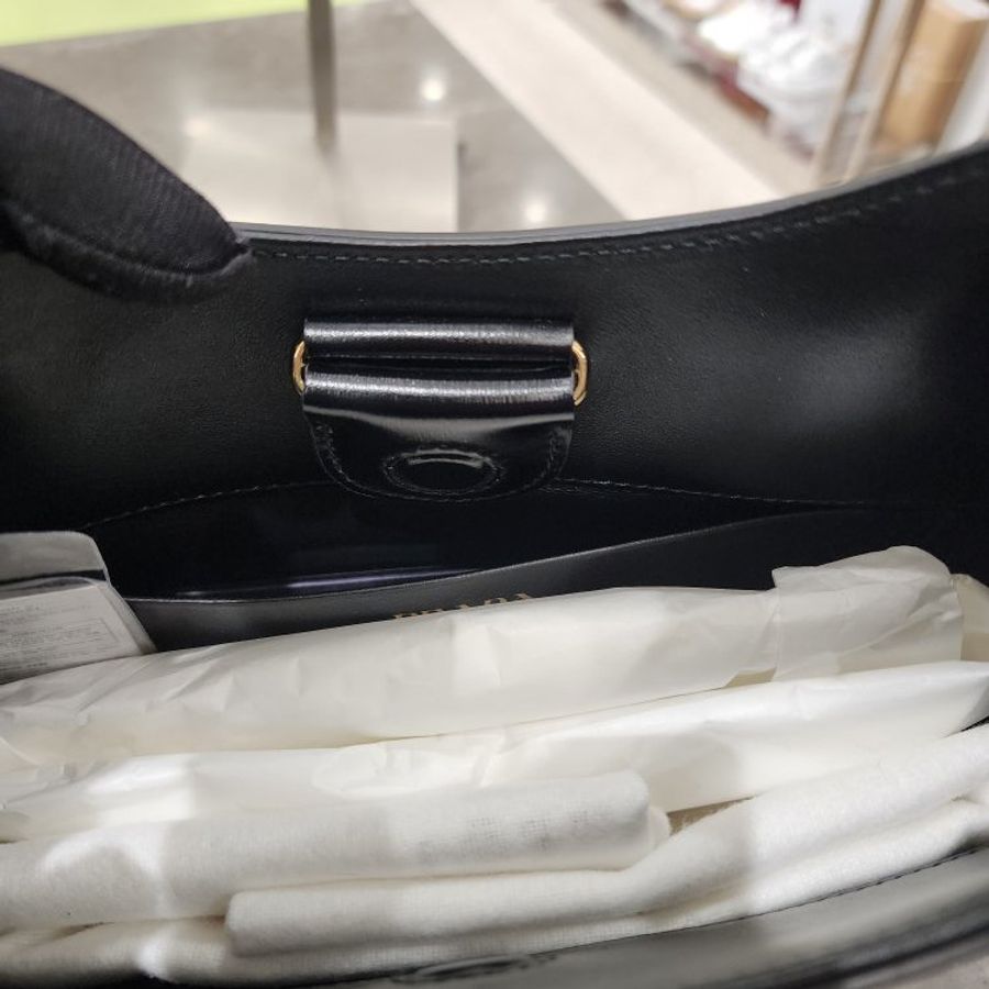 🌸2025春夏新品🌸Prada 1BC179 中款柔滑小牛皮革掛肩 Hobo 流浪包    黑色-8