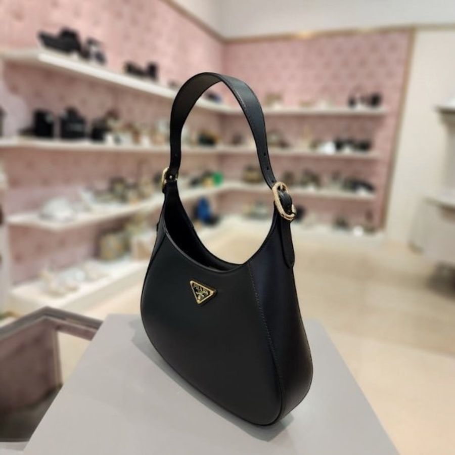 🌸2025春夏新品🌸Prada 1BC179 中款柔滑小牛皮革掛肩 Hobo 流浪包    黑色-4