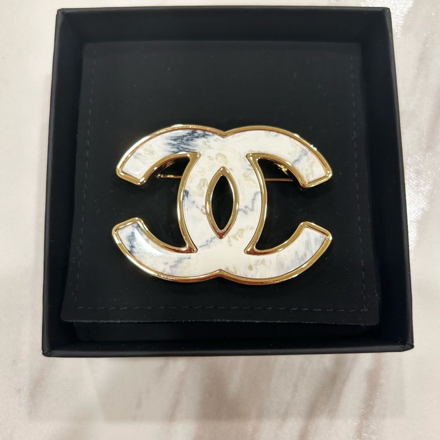 香奈兒大理石紋logo胸針-1