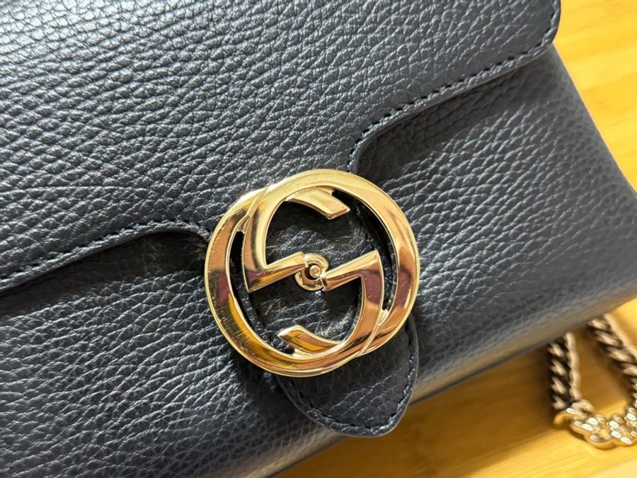Gucci 金屬雙Logo 鍊帶斜背包-11