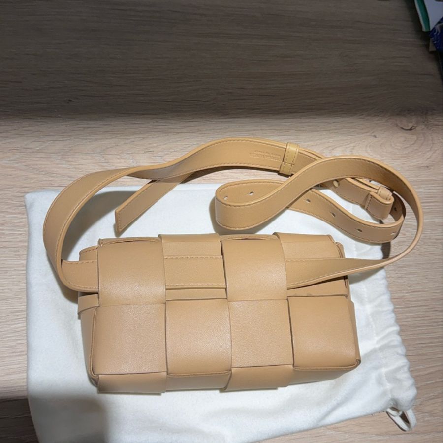 BOTTEGA VENETA CASSETTE 8格編織奶茶色腰包-6