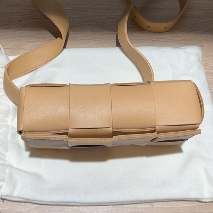 BOTTEGA VENETA CASSETTE 8格編織奶茶色腰包-7