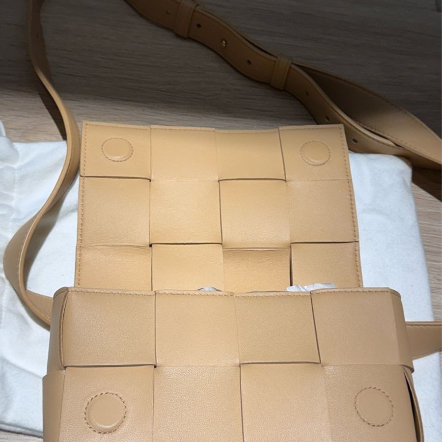BOTTEGA VENETA CASSETTE 8格編織奶茶色腰包-11