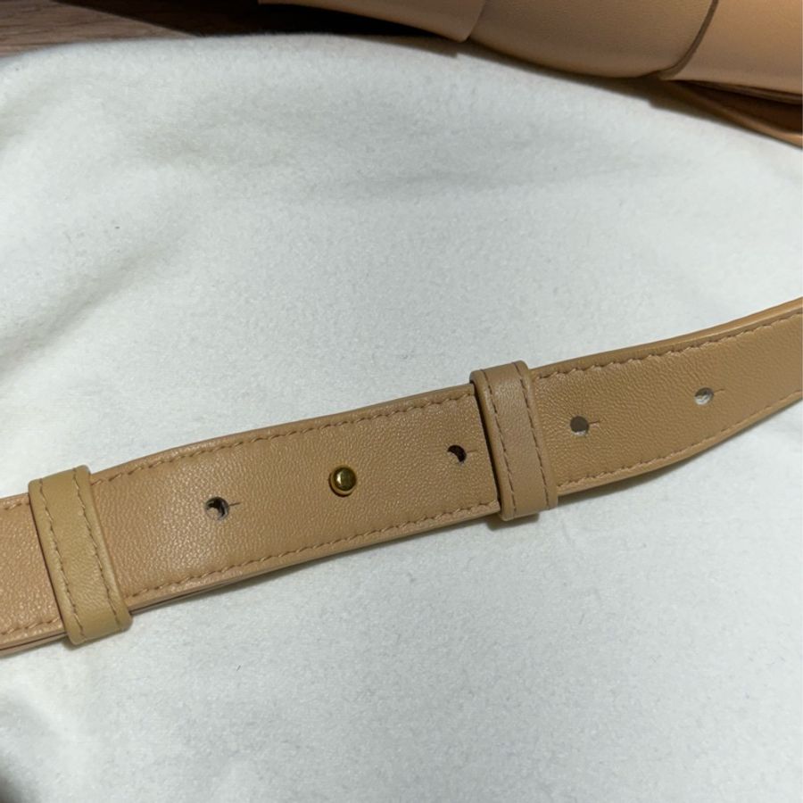BOTTEGA VENETA CASSETTE 8格編織奶茶色腰包-13