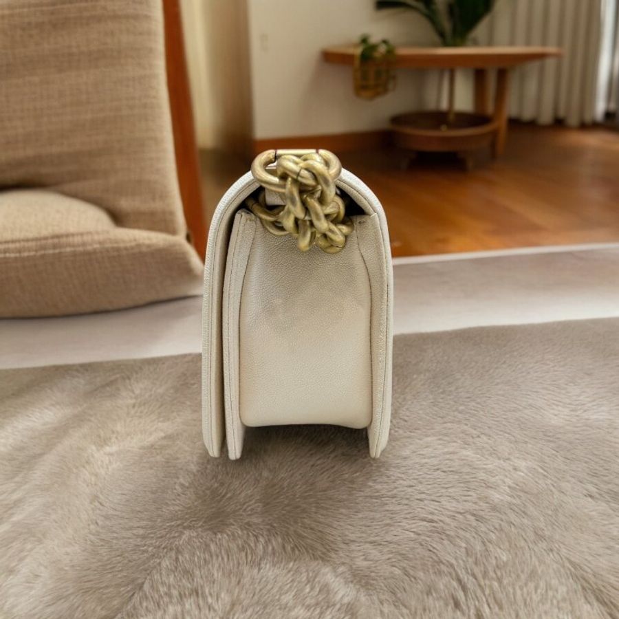 Chanel BOY 米白色金鍊斜背包/27-3
