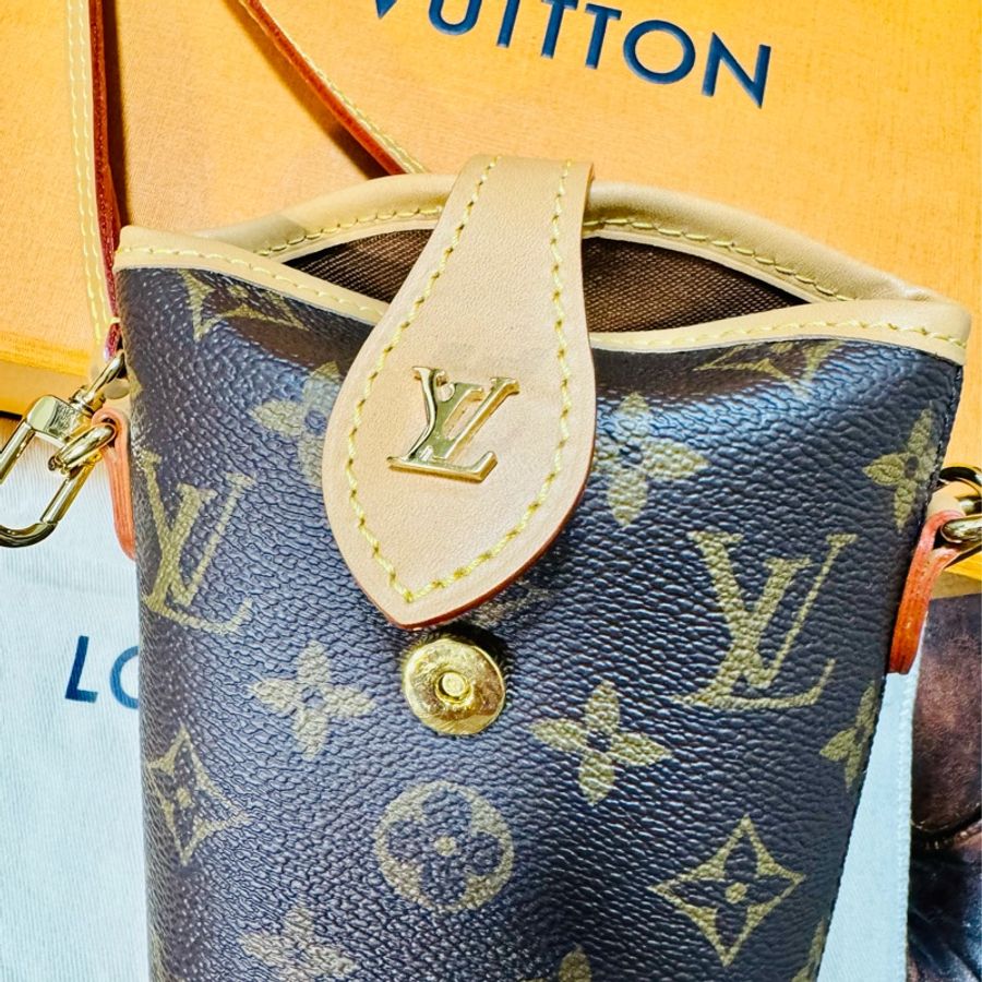 台灣專櫃購入正品 Louis Vuitton Fold Me Pouch 薯條包 LV 斜背包 手機包 M80874 附購買憑證-5
