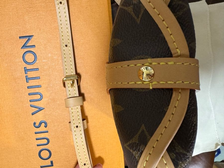 台灣專櫃購入正品 Louis Vuitton Fold Me Pouch 薯條包 LV 斜背包 手機包 M80874 附購買憑證-24