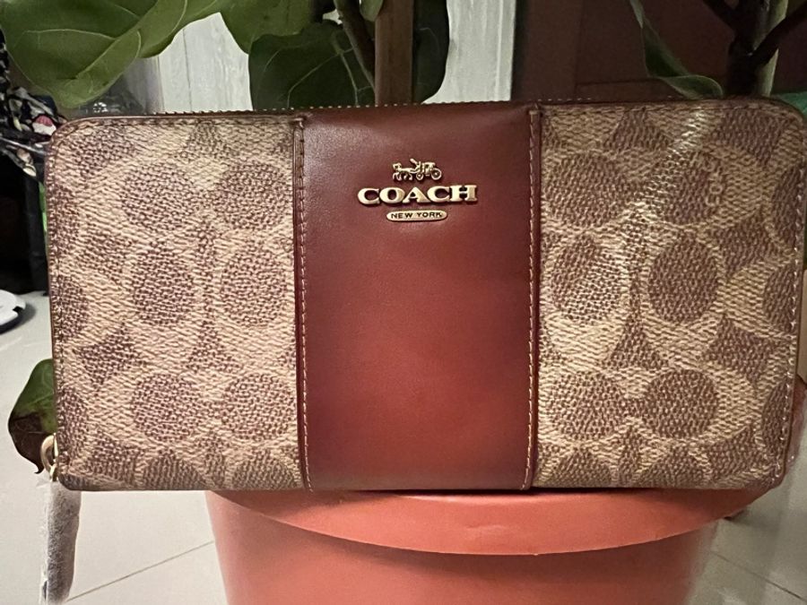 COACH專櫃款金字馬車LOGO PVC 長夾(棕x深紅)-5