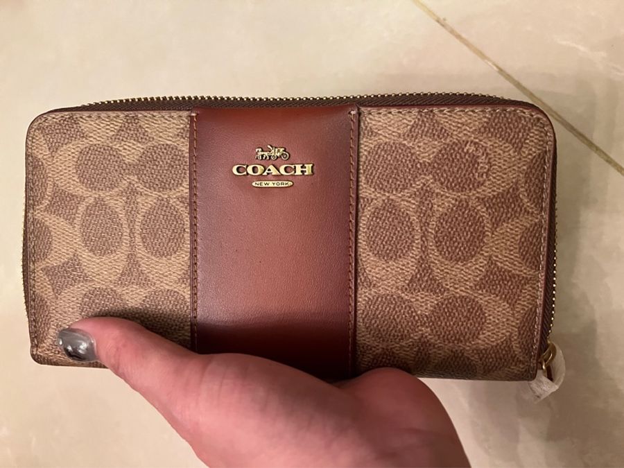 COACH專櫃款金字馬車LOGO PVC 長夾(棕x深紅)-7