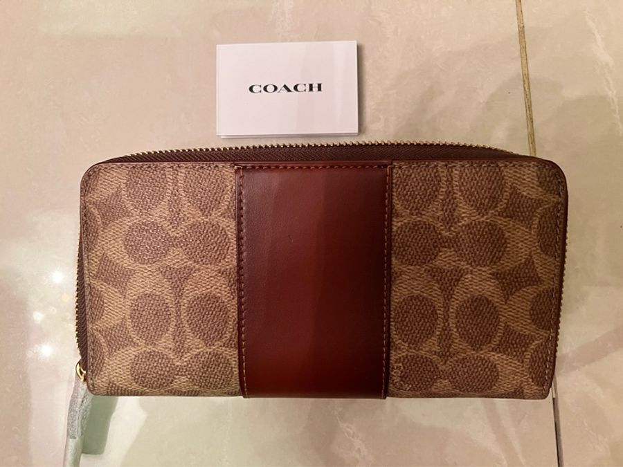 COACH專櫃款金字馬車LOGO PVC 長夾(棕x深紅)-12