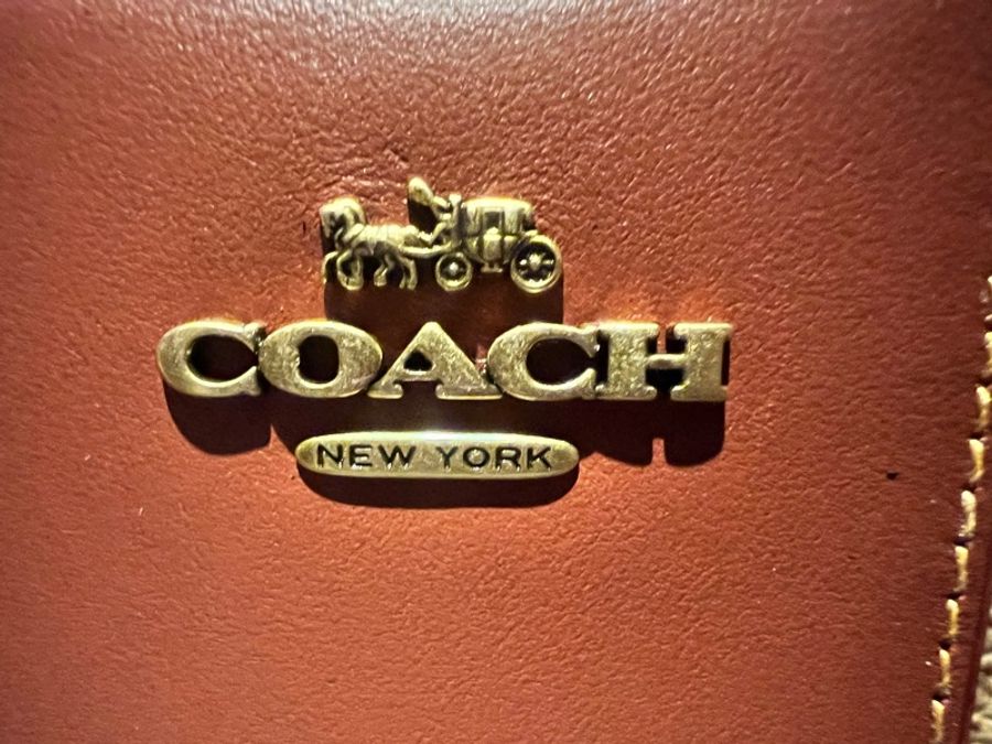 COACH專櫃款金字馬車LOGO PVC 長夾(棕x深紅)-33