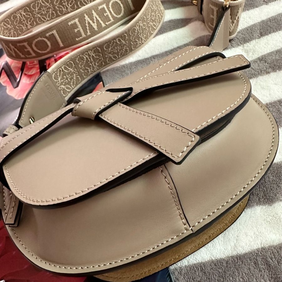 日本專櫃購入 Loewe 羅威 大象灰 mini gate 老花款寬背帶 LOWE老花 Loewe gate 斜背包 全配附購證-1