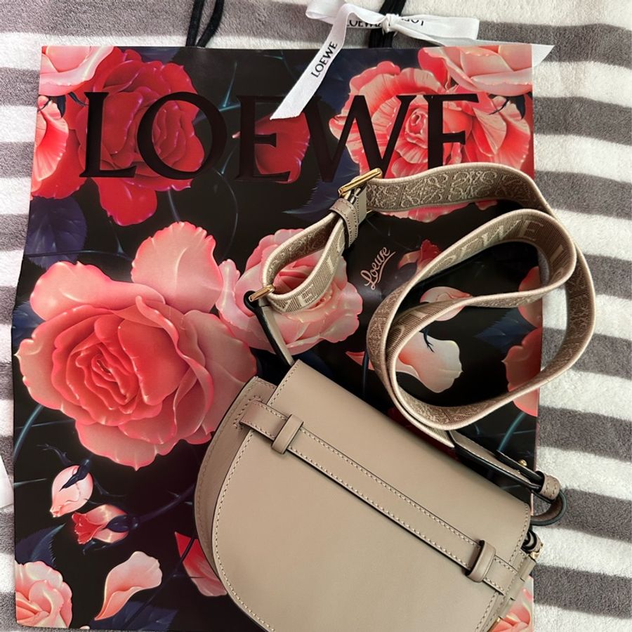 日本專櫃購入 Loewe 羅威 大象灰 mini gate 老花款寬背帶 LOWE老花 Loewe gate 斜背包 全配附購證-2