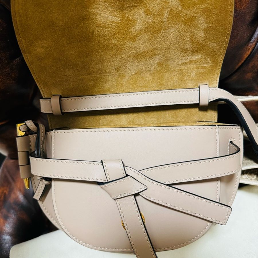 日本專櫃購入 Loewe 羅威 大象灰 mini gate 老花款寬背帶 LOWE老花 Loewe gate 斜背包 全配附購證-3