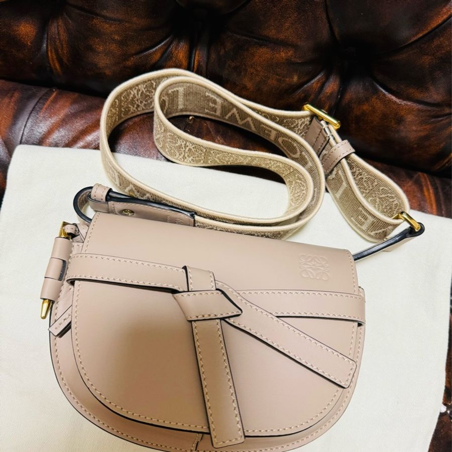 日本專櫃購入 Loewe 羅威 大象灰 mini gate 老花款寬背帶 LOWE老花 Loewe gate 斜背包 全配附購證-4