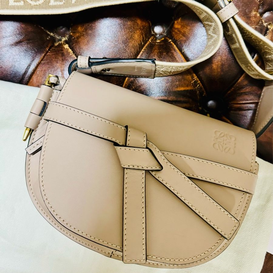 日本專櫃購入 Loewe 羅威 大象灰 mini gate 老花款寬背帶 LOWE老花 Loewe gate 斜背包 全配附購證-5