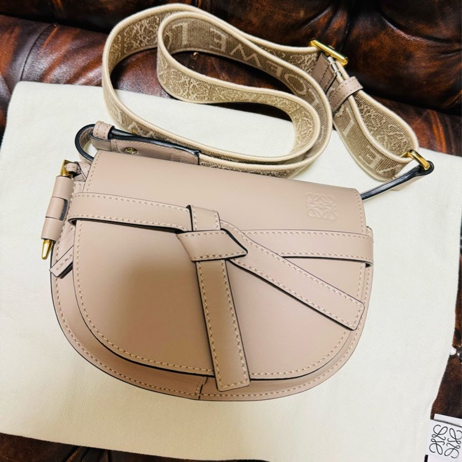 日本專櫃購入 Loewe 羅威 大象灰 mini gate 老花款寬背帶 LOWE老花 Loewe gate 斜背包 全配附購證-6