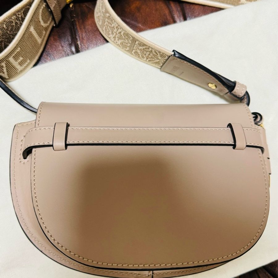 日本專櫃購入 Loewe 羅威 大象灰 mini gate 老花款寬背帶 LOWE老花 Loewe gate 斜背包 全配附購證-7