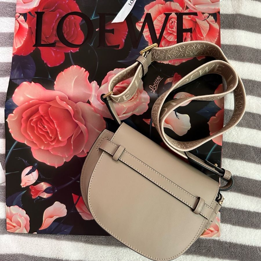 日本專櫃購入 Loewe 羅威 大象灰 mini gate 老花款寬背帶 LOWE老花 Loewe gate 斜背包 全配附購證-8