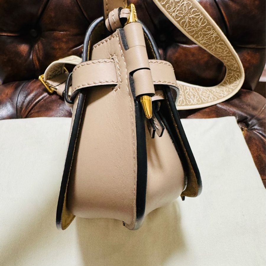 日本專櫃購入 Loewe 羅威 大象灰 mini gate 老花款寬背帶 LOWE老花 Loewe gate 斜背包 全配附購證-16