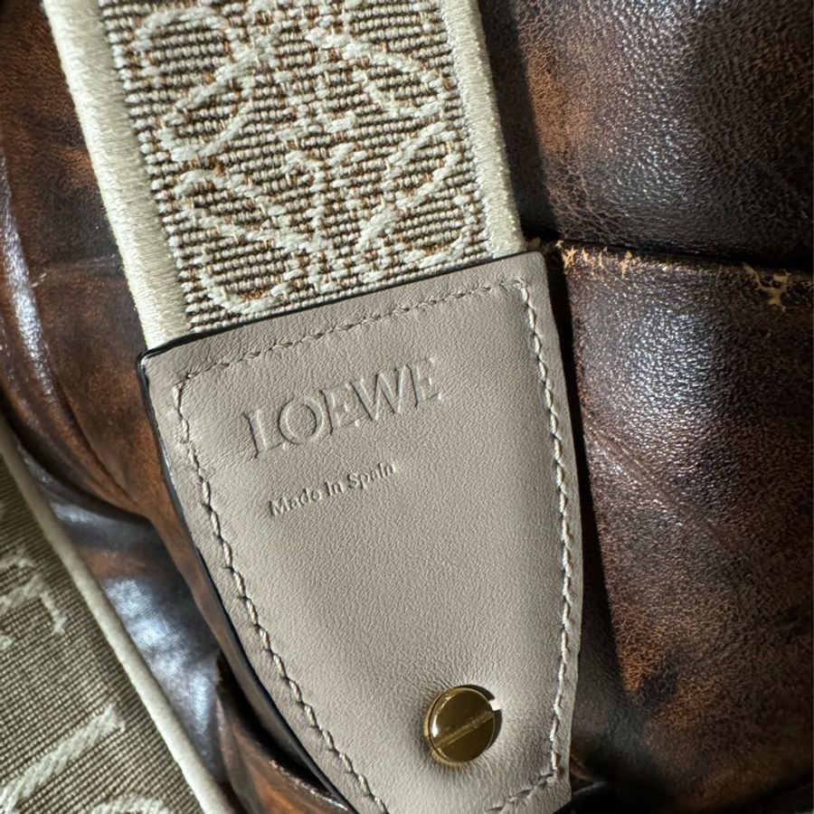 日本專櫃購入 Loewe 羅威 大象灰 mini gate 老花款寬背帶 LOWE老花 Loewe gate 斜背包 全配附購證-17