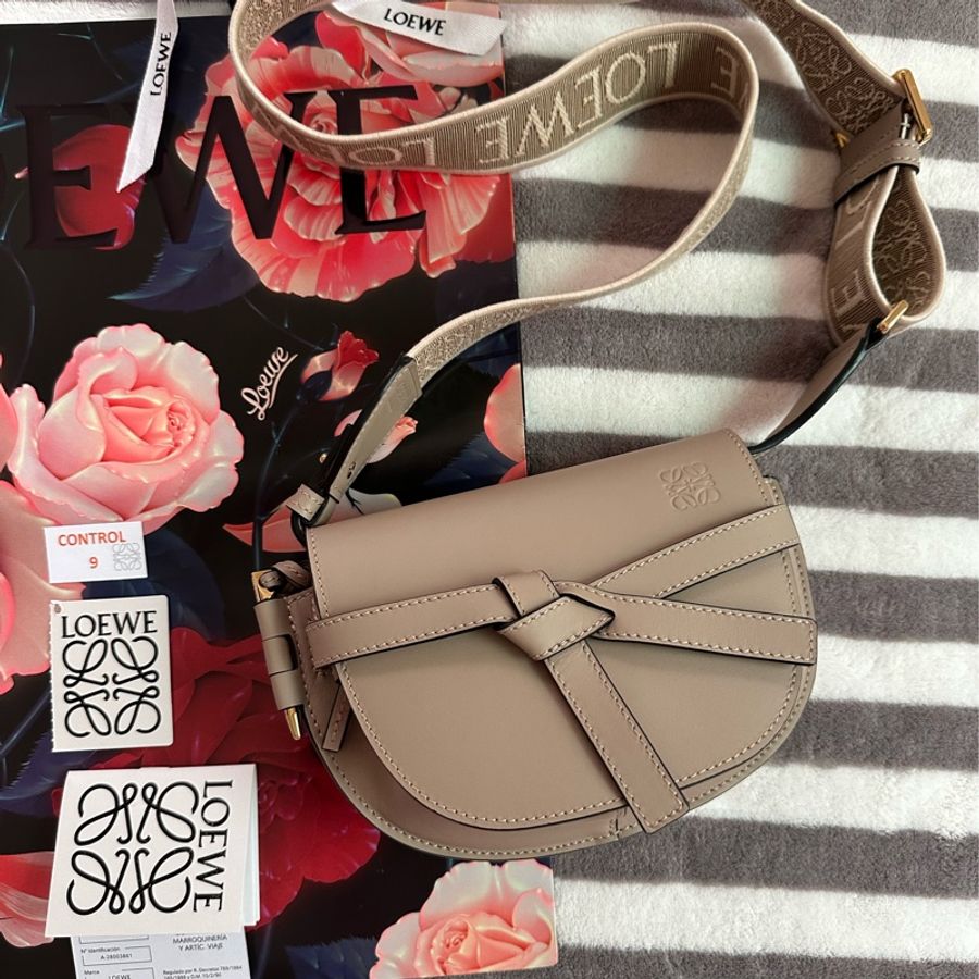 日本專櫃購入 Loewe 羅威 大象灰 mini gate 老花款寬背帶 LOWE老花 Loewe gate 斜背包 全配附購證-19