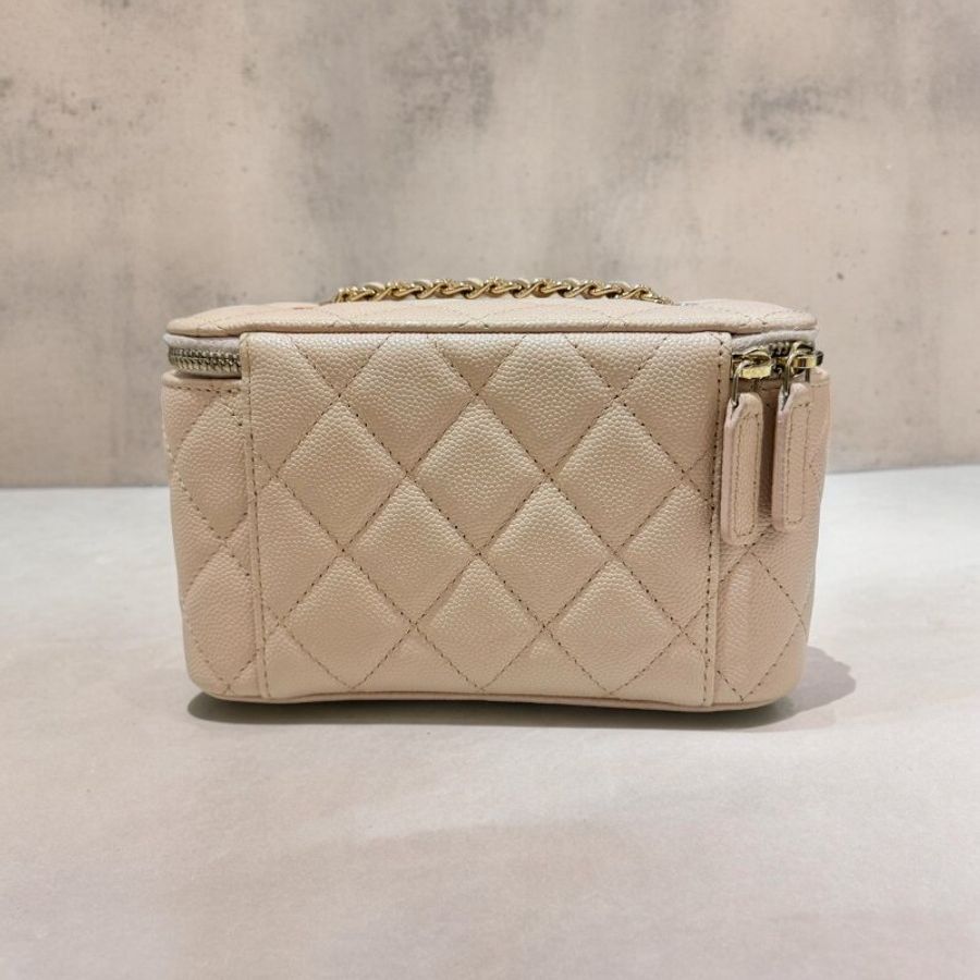 CHANEL 粉牛皮金扣斜背盒子包-1