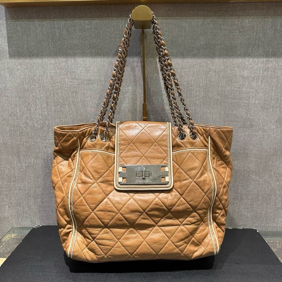 CHANEL 2.55淺棕色銀扣機場托特包-0