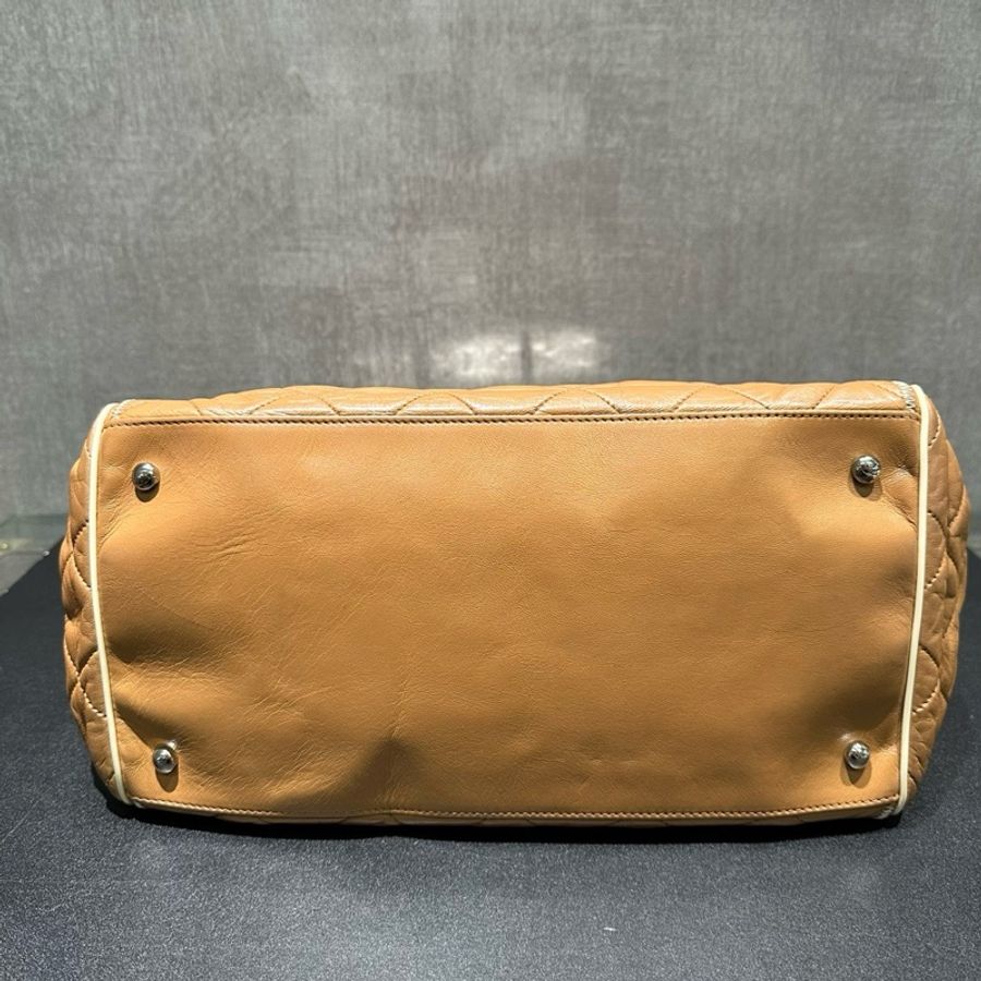 CHANEL 2.55淺棕色銀扣機場托特包-4