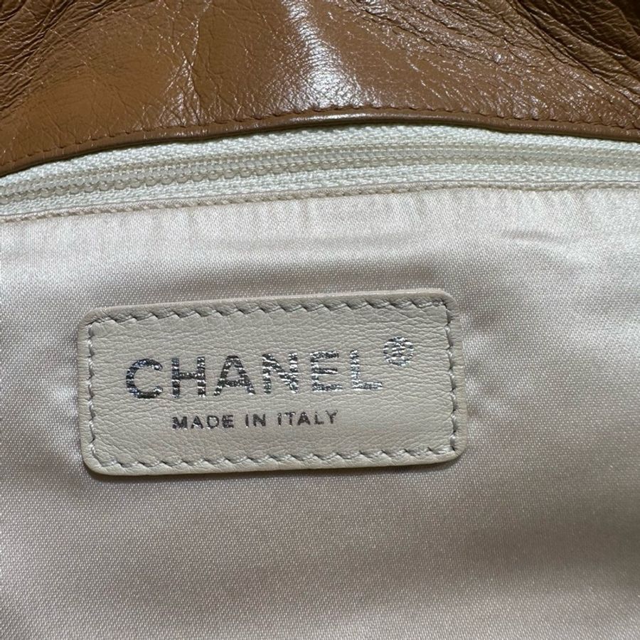 CHANEL 2.55淺棕色銀扣機場托特包-6