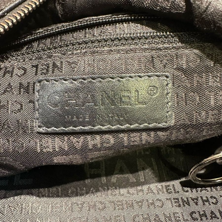 CHANEL 魚子醬冰格波士頓枕頭包-7