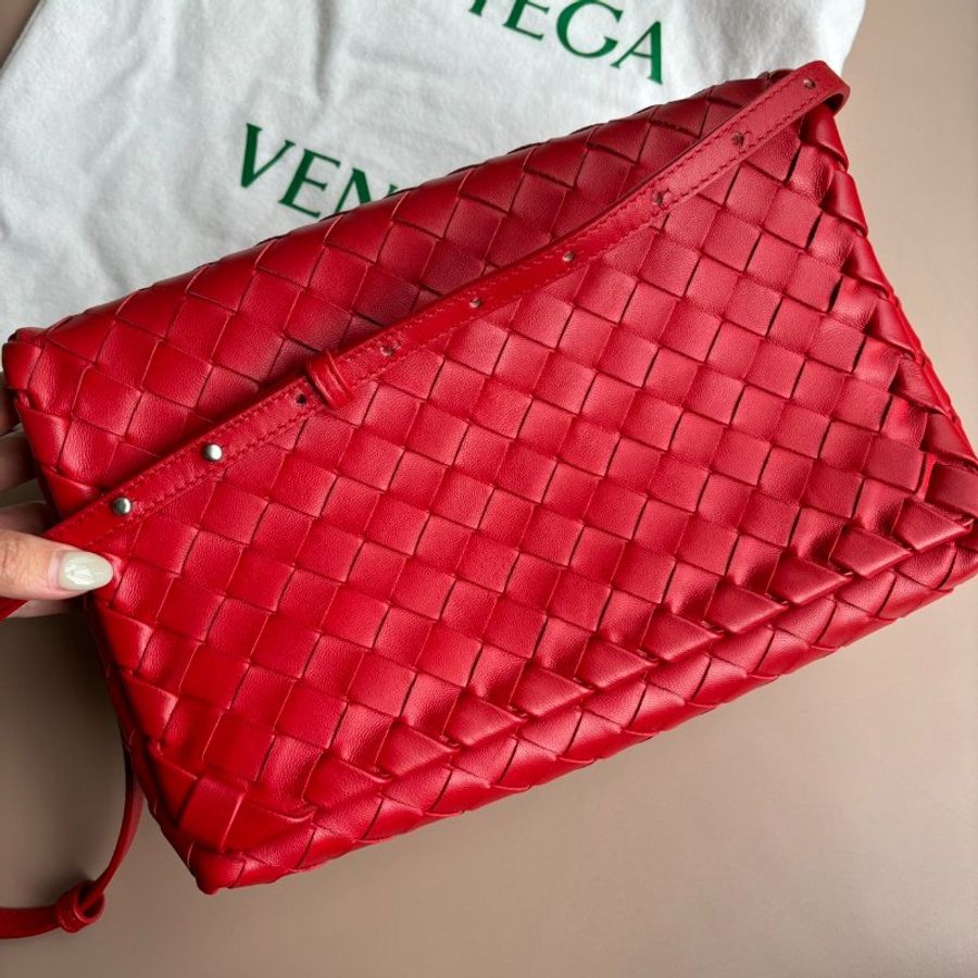 ::Bottega Veneta:: BV 紅色掀蓋側背包-0