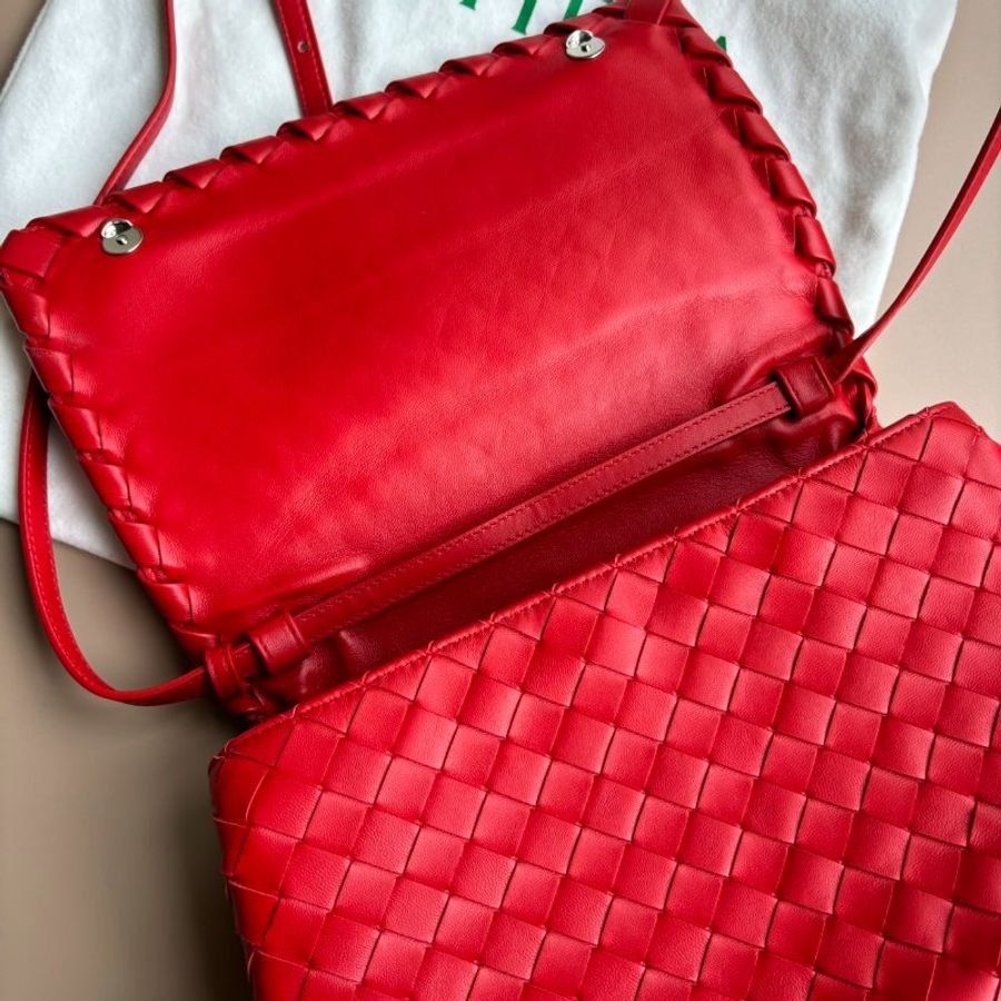 ::Bottega Veneta:: BV 紅色掀蓋側背包-2