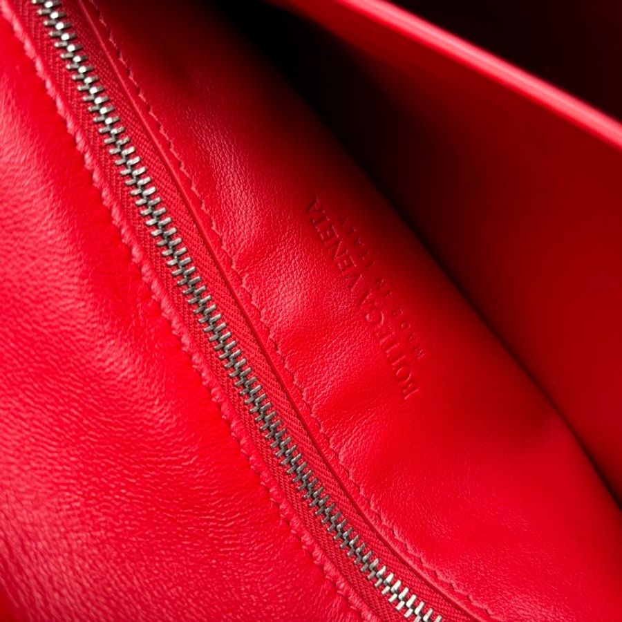 ::Bottega Veneta:: BV 紅色掀蓋側背包-5