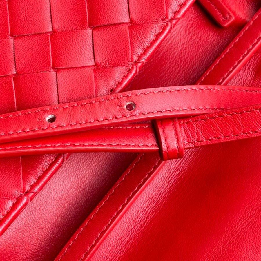 ::Bottega Veneta:: BV 紅色掀蓋側背包-12