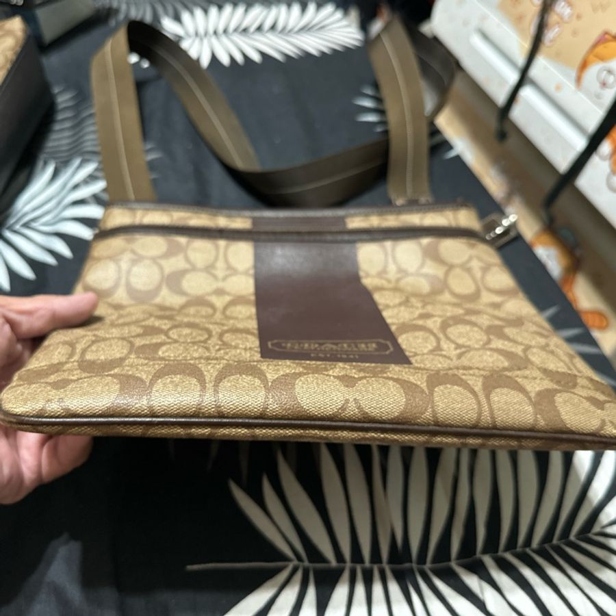 coach小斜背扁包-1