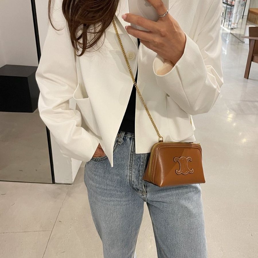 🛫早秋當季新品🛬Celine 10E383 Triomphe 凱旋門皮革金鍊相機包 黃褐色-2