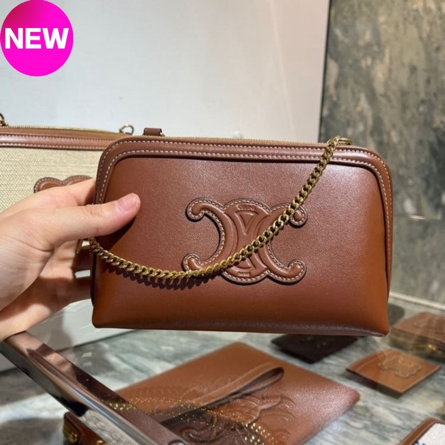 🛫早秋當季新品🛬Celine 10E383 Triomphe 凱旋門皮革金鍊相機包 黃褐色-0