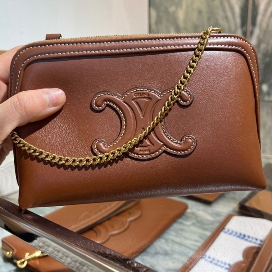 🛫早秋當季新品🛬Celine 10E383 Triomphe 凱旋門皮革金鍊相機包 黃褐色-10