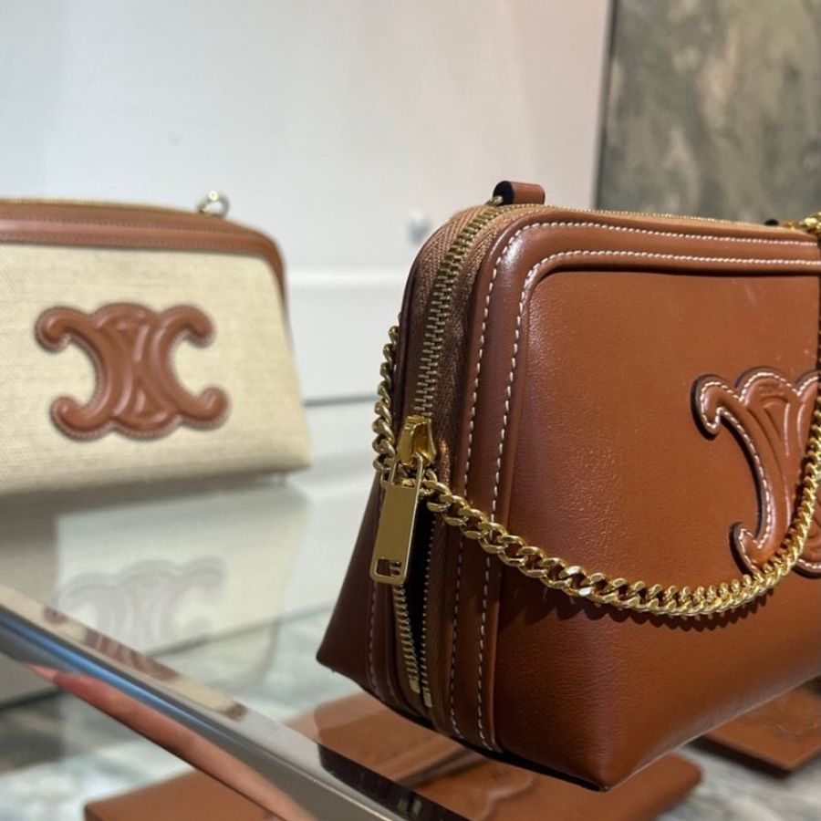 🛫早秋當季新品🛬Celine 10E383 Triomphe 凱旋門皮革金鍊相機包 黃褐色-11